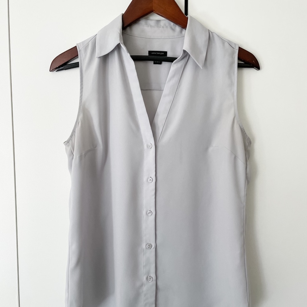 Ann Taylor Sleeveless Essential Shirt Small, Light Grey